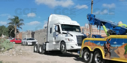 Recuperan dos tractocamiones robados en un predio de Mesa de los Conejos