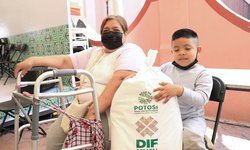 Ricardo Gallardo entrega becas alimentarias en Villa de Reyes, y anuncia clínica rosa