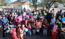 Policías estatales entregan juguetes y ropa abrigadora a niños y adultos mayores