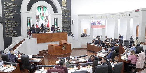 Sancionaran ejercicio indebido de la profesión médica, y la reincidencia, así como sustitución arbitraria de medicamentos