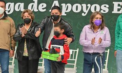 Ricardo Gallardo le cumple a estudiantes potosinos