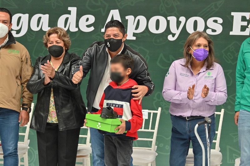 150722 2606 GOBERNADOR RICARDO GALLARDO LE CUMPLE A ESTUDIANTES POTOSINOS (11).jpeg