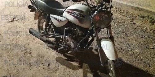 Policías Estatales detienen a dos hombres con motocicleta robada