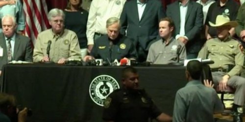 "No estás haciendo nada", increpan a gobernador de Texas tras masacre