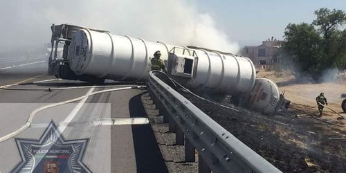 Pipa se impacta con tráiler en Mexquitic de Carmona