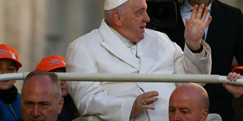 Papa Francisco es hospitalizado por problemas cardiacos y respiratorios