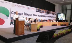 Entregan basificación a mil 466 maestras y maestros potosinos