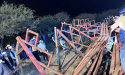 Caen gradas de jaripeo, resultan personas heridas, pero la fiesta sigue