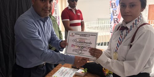 Gobierno de Rioverde reconoció a miembros del Grupo Resplandor que sobresalieron en estilismo profesional