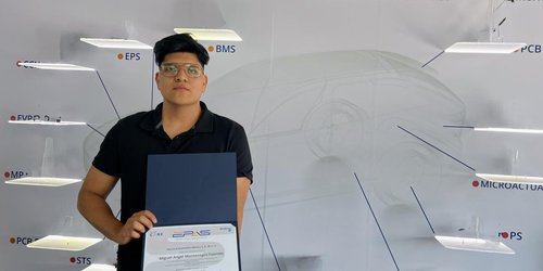 Egresado de la UASLP recibe premio internacional por innovación automotriz