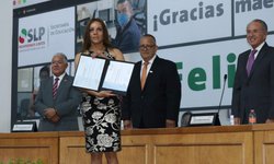 Reconoce JM Carreras a maestras y maestros potosinos por años de servicio