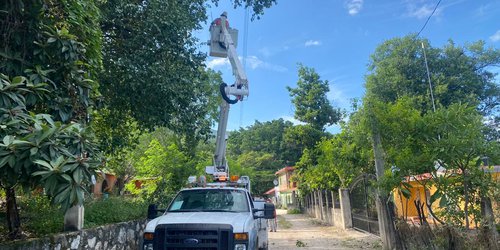 Realizan poda preventiva en comunidades de Santa Catarina para mejorar el servicio eléctrico