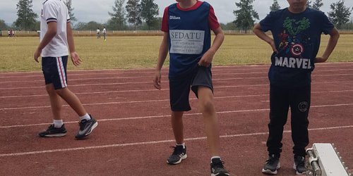 Destaca participación de alumno de Santa Catarina en competencia de Atletismo