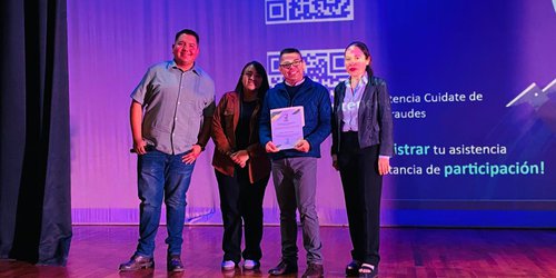 Jóvenes fernandenses reciben conferencia sobre educación y salud financiera