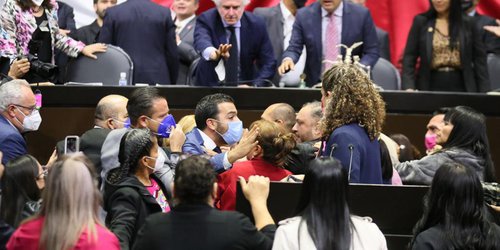 A empujones, diputados pelean en tribuna; pausan discusión de Miscelánea