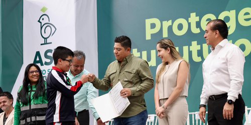 Magisterio reconoce a Ricardo Gallardo por seguro para estudiantes