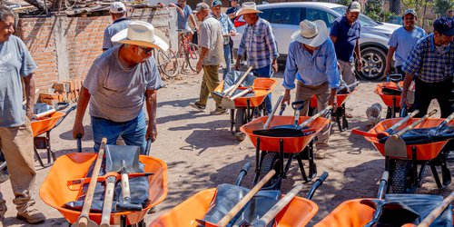 Rodolfo Loredo entrego 25 carretillas a ladrilleros del Refugio