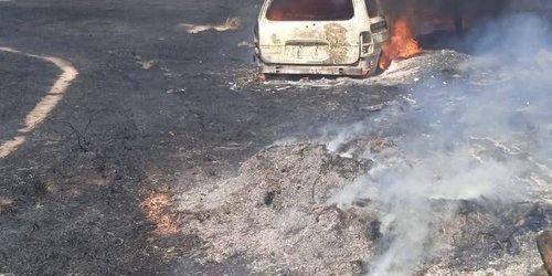 Incendio consume llantas y un vehículo; no se reportan personas lesionadas