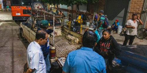 Abandonan a jornaleros en Ciudad del Maíz y llegan caminando hasta CDFDZ; son de Huejutla, Hidalgo