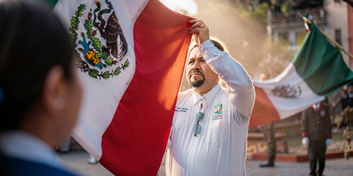 Ciudad Fernández honra a la Bandera Nacional en su CCV aniversario
