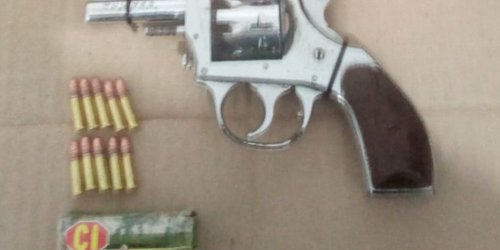 Capturan a dos personas con armas de fuego y cartuchos
