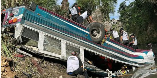 Guatemala está de luto, trabajadores y estudiantes, entre los 51 muertos en el accidente de autobús.