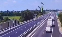 Aeronave se estrella sobre una carretera en pleno día; graban VIDEO de accidente