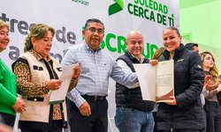 Alcalde Navarro entrega escrituras a 300 familias