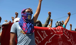 Bloquean normalistas de Ayotzinapa la Autopista del Sol, piden el pago de sus becas
