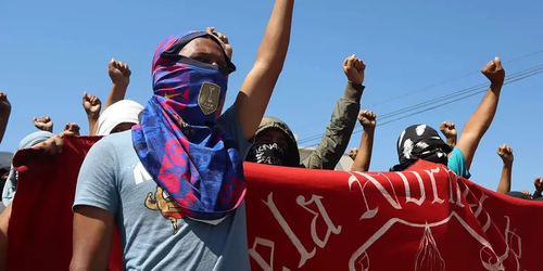 Bloquean normalistas de Ayotzinapa la Autopista del Sol, piden el pago de sus becas