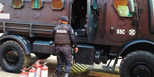Policías 'blindan' el INE ante protesta de la CNTE