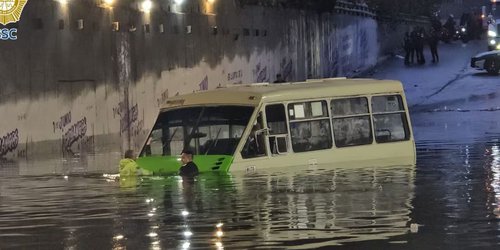 Lluvias provocan inundaciones y caos vial en CDMX; autos quedan flotando en bajo puente de Churubusco
