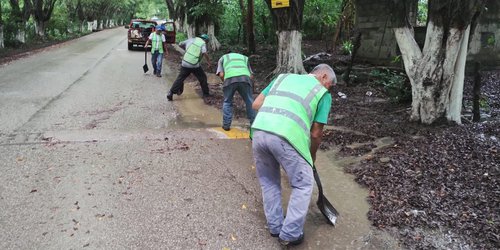 Gobierno Estatal atiende caminos por lluvias