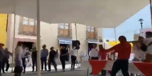 Lanzan huevos y tomates a Fernández Noroña en evento del PT
