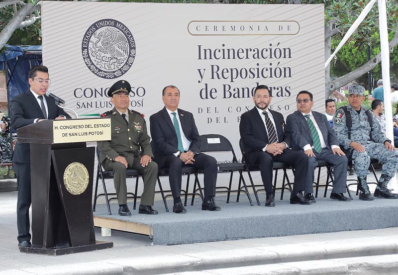 Ceremonia de incineración y reposición de la Bandera Nacional del Poder Legislativo,.jpg