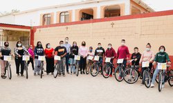 Lorena Valle entregó bicicletas a estudiantes