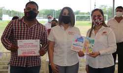 Lorena Valle entregó granjas y bicis en la Huasteca