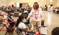 DIF Estatal entregó granjas avícolas, cobijas y apoyos alimentarios a personas con discapacidad en la Huasteca