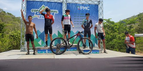 Daniel Martínez, orgullo rioverdense, brilla en competencia nacional de ciclismo