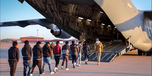Por altos costos, gobierno de Trump deja de usar aviones militares para deportaciones; el último vuelo fue el 1 de marzo, reporta WSJ