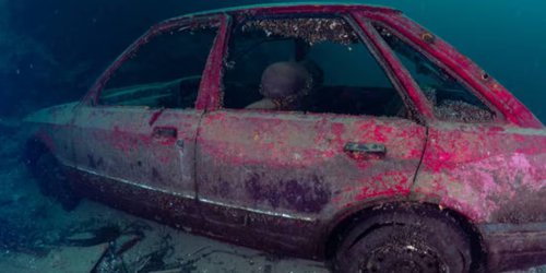 Hallan restos humanos en auto hundido en Long Island, NY; podrían ser de un adulto mayor desaparecido de hace 15 años