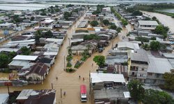 El desbordamiento de ríos por las lluvias afectan zonas de la costa y sierra de Ecuador