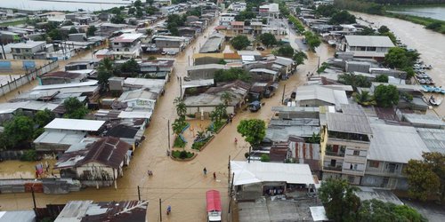 El desbordamiento de ríos por las lluvias afectan zonas de la costa y sierra de Ecuador