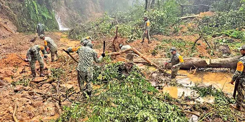Despejan los caminos dañados a contrarreloj.