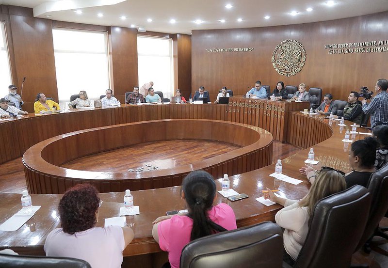 Dip. Martha Aradillas reunión con responsables de Anexos..jpg