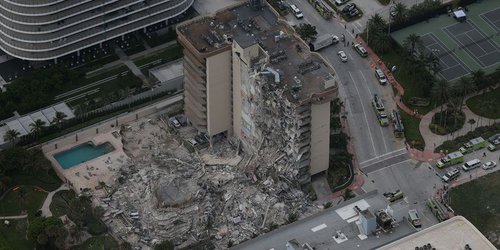 Al menos un muerto y 99 personas sin localizar tras derrumbe de apartamentos en Miami