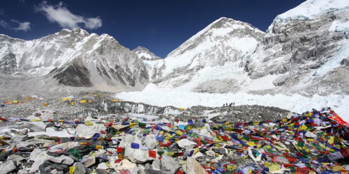 Basura congelada en el Everest: cómo drones y sherpas se unen en la lucha contra la contaminación.