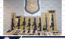 Aseguran en cateo armas largas, cartuchos y equipo táctico en Tamuín