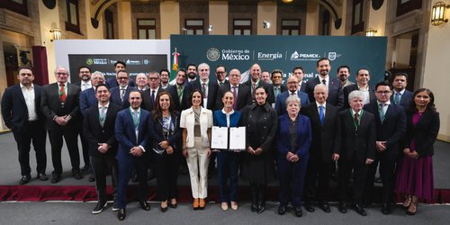 Sheinbaum firma pacto para establecer tope de 24 pesos por litro para la gasolina por 6 meses
