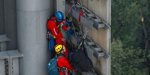 Activistas de Greenpeace escalan la Estela de Luz ¿Cuál es el motivo?